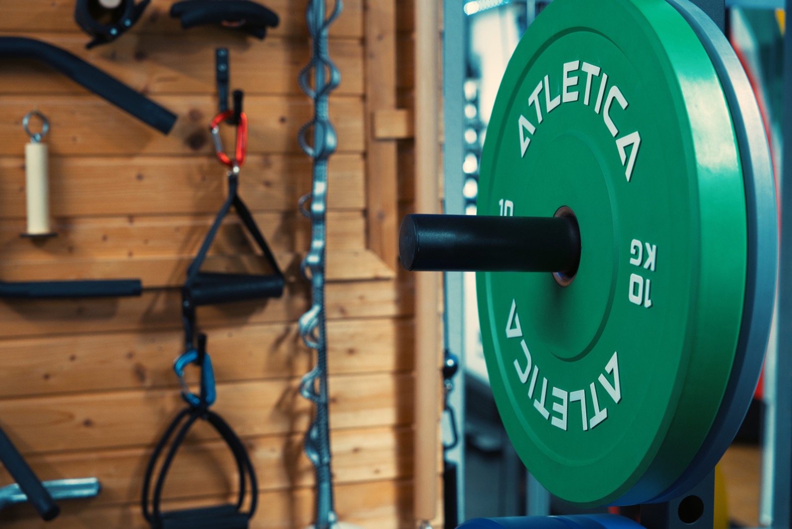 Green bumper plate with the accessory wall behind it